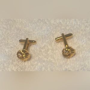 Gold knot cuff links. NWOT